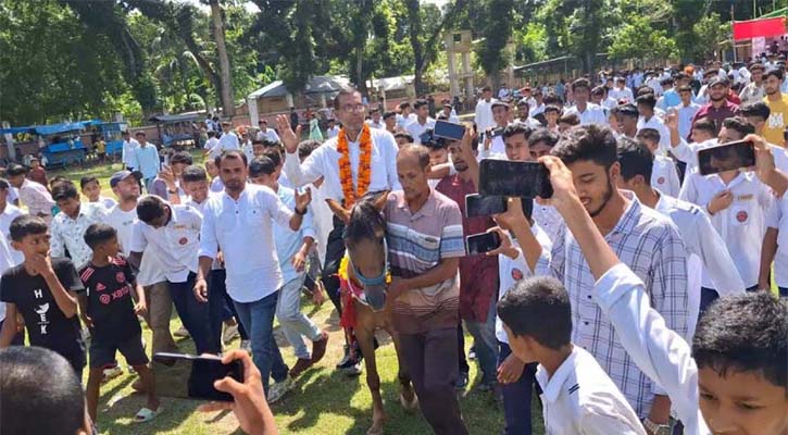 প্রিয় শিক্ষককে বিদায়বেলায় ভালোবাসায় কাঁদালেন সহকর্মী-শিক্ষার্থীরা